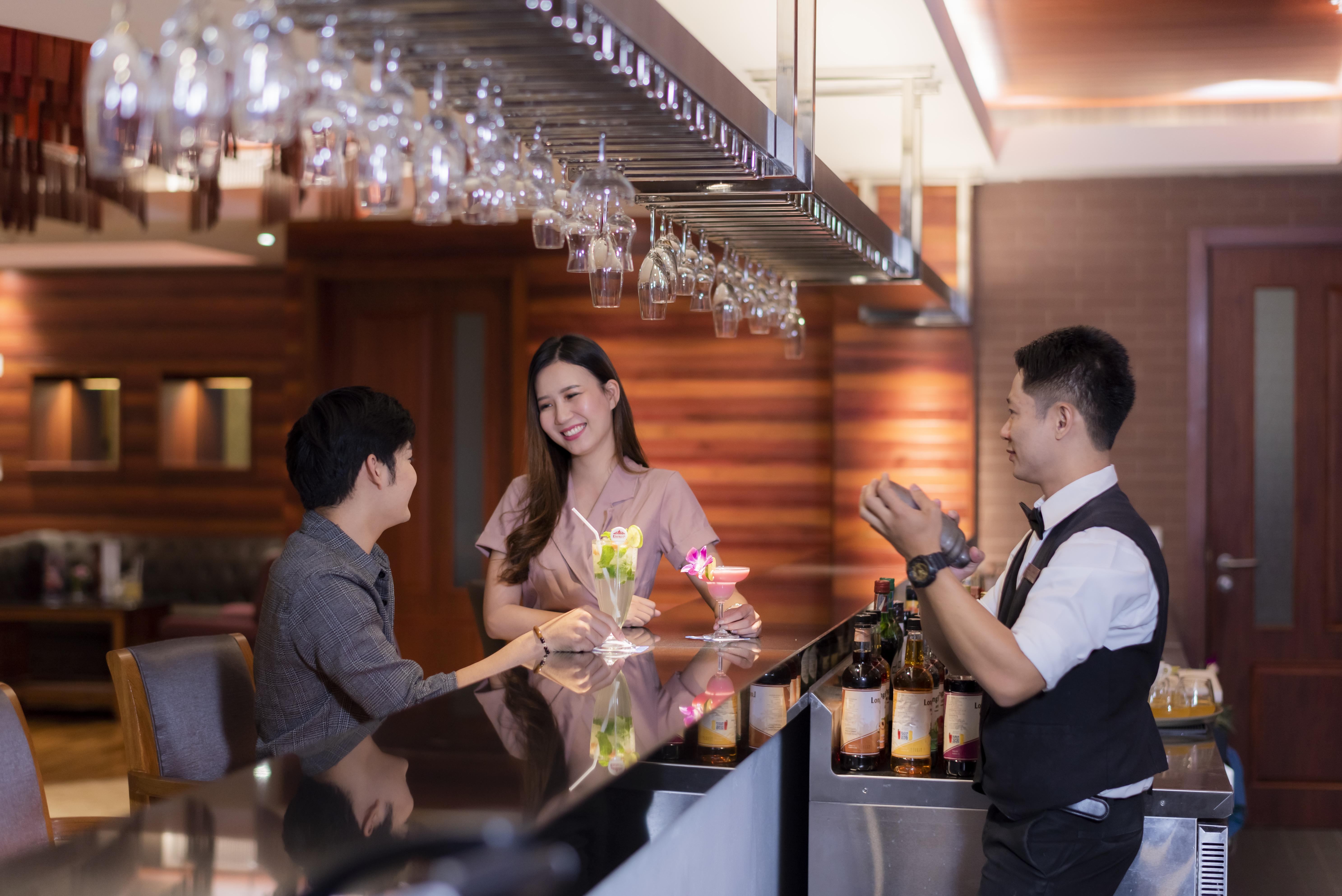 The Empress Premier Chiang Mai - Sha Extra Plus Экстерьер фото A bartender at work