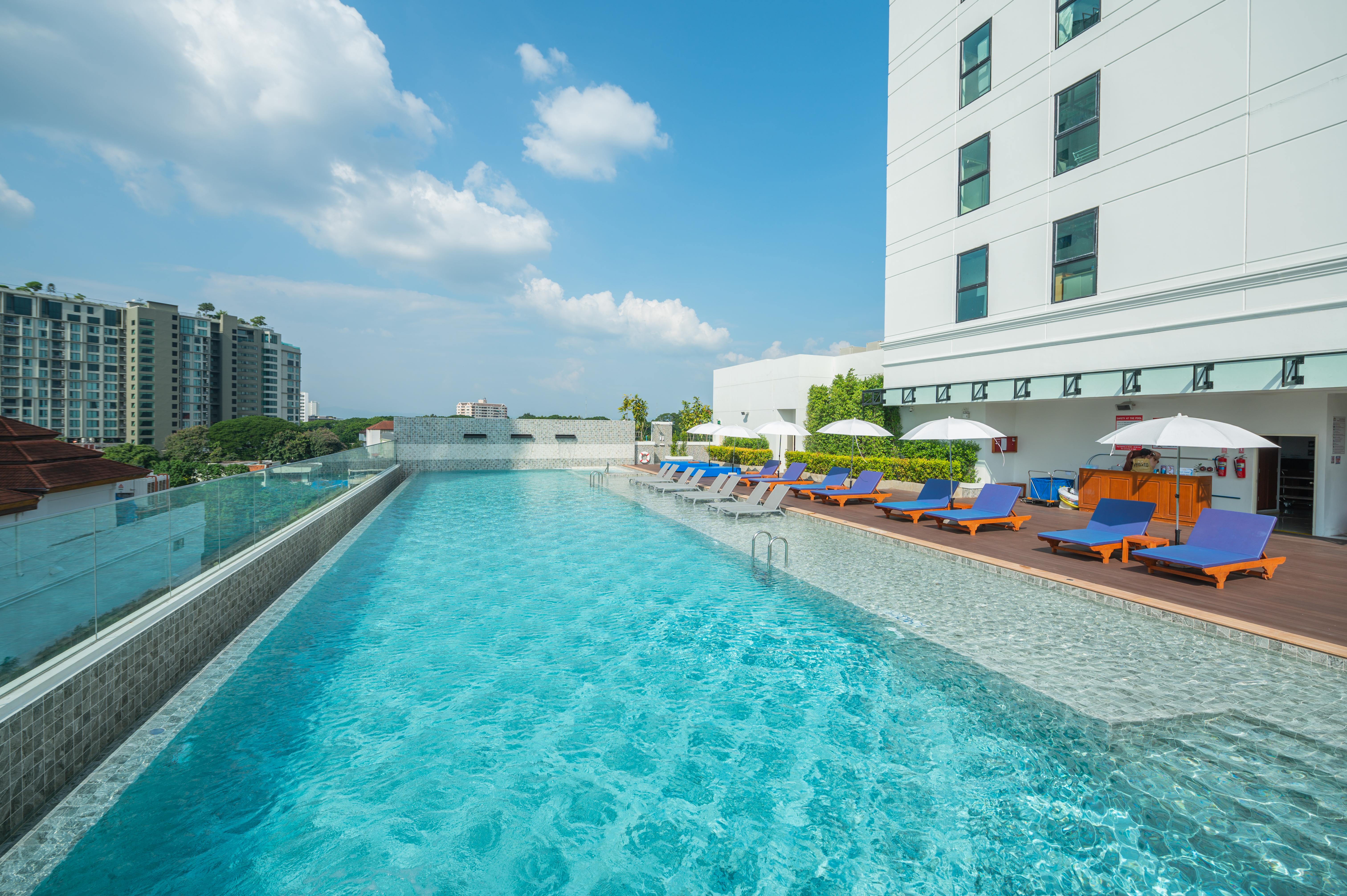 The Empress Premier Chiang Mai - Sha Extra Plus Экстерьер фото The swimming pool at the hotel