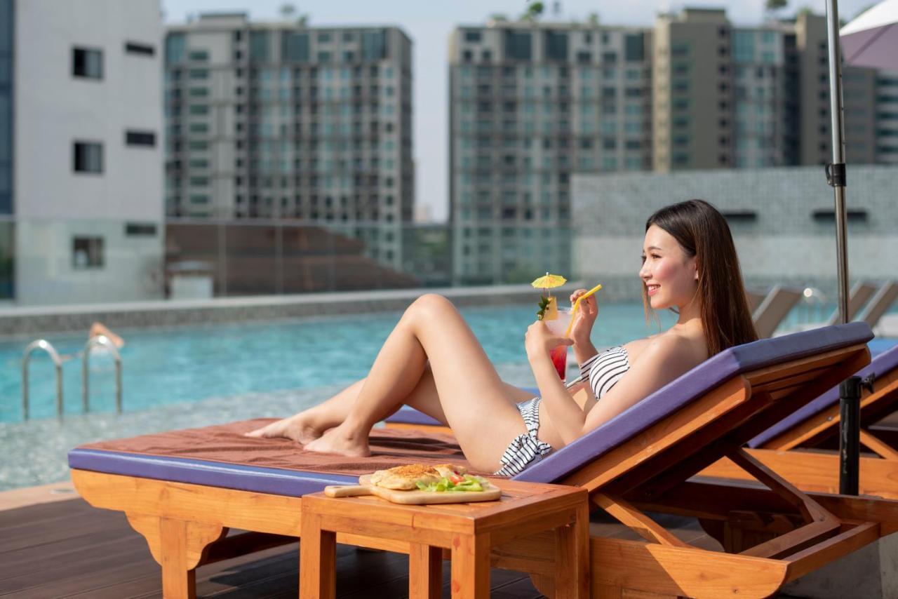 The Empress Premier Chiang Mai - Sha Extra Plus Экстерьер фото A woman sunbathing