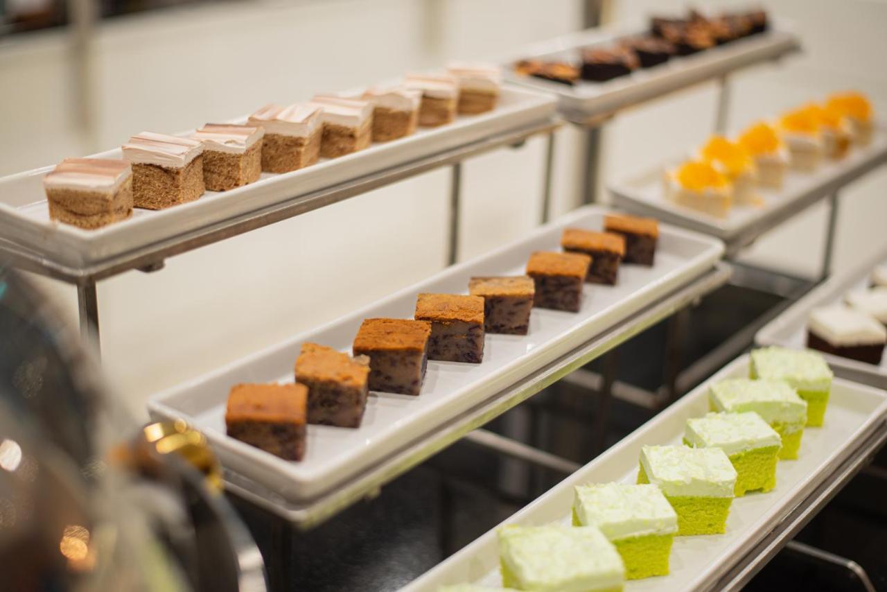 The Empress Premier Chiang Mai - Sha Extra Plus Экстерьер фото A selection of petit fours