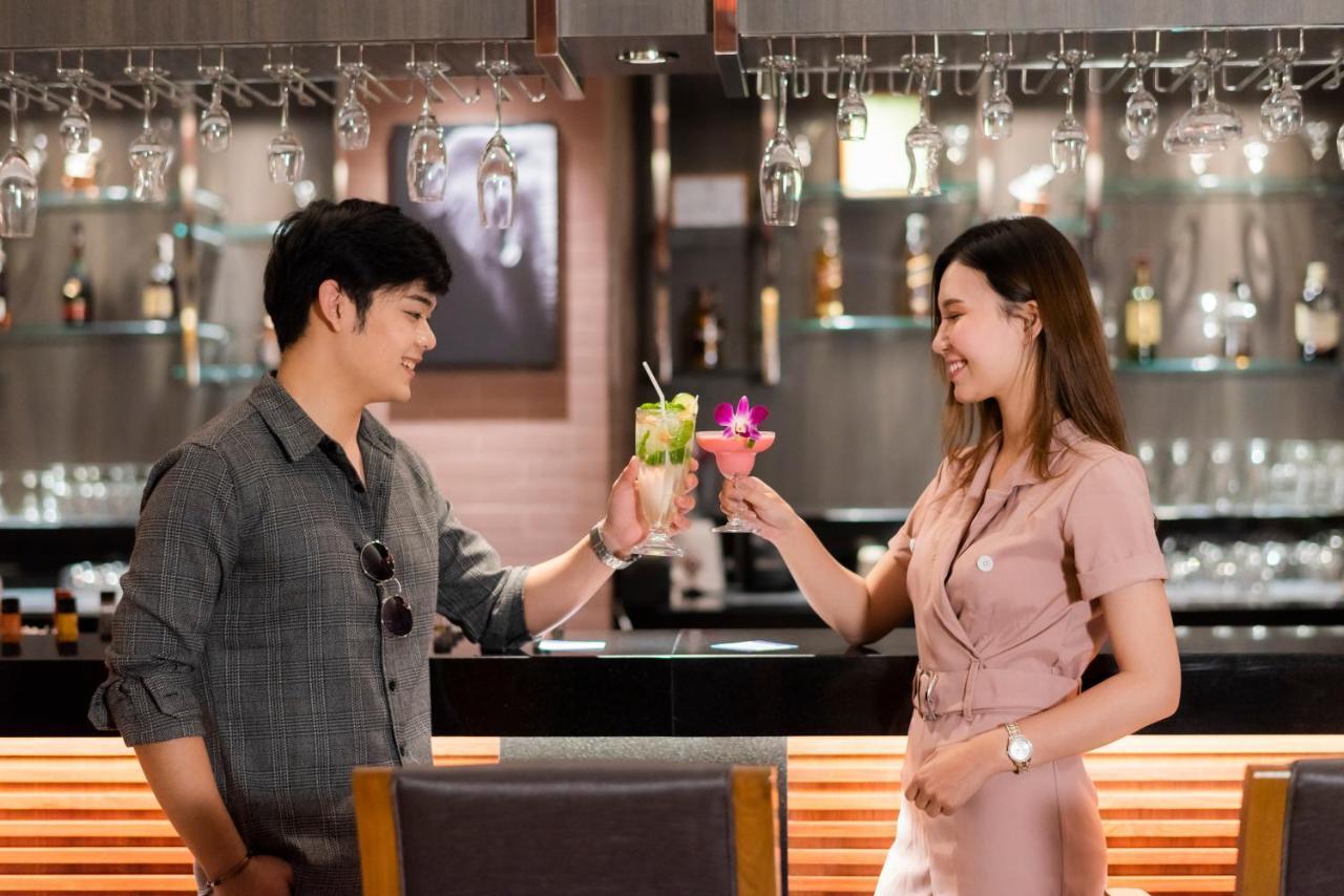 The Empress Premier Chiang Mai - Sha Extra Plus Экстерьер фото A couple toasting with cocktails
