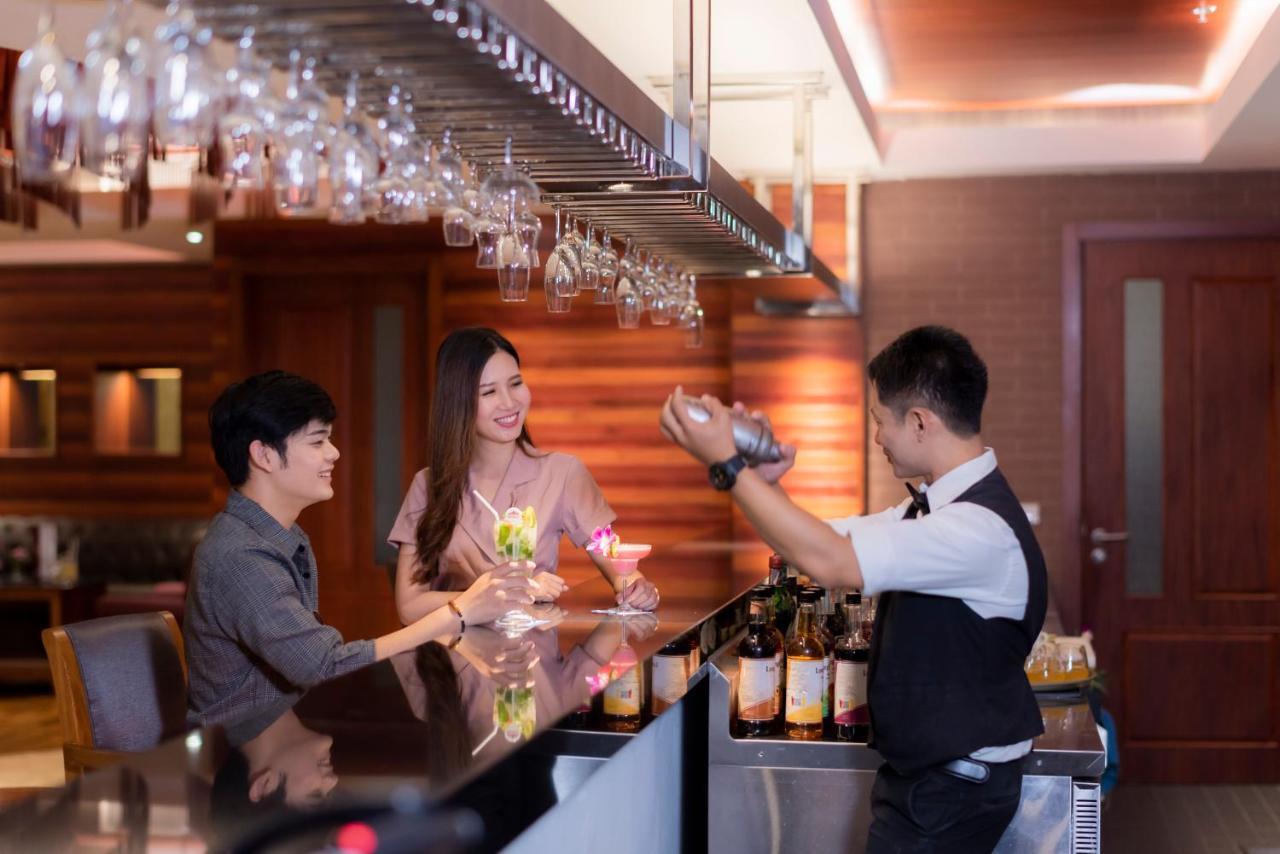 The Empress Premier Chiang Mai - Sha Extra Plus Экстерьер фото A bartender at work